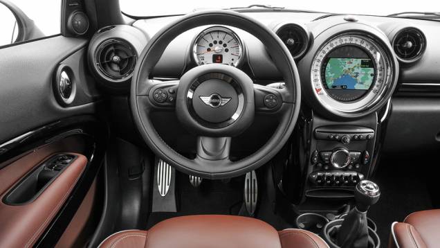 Agora todo Mini pode ter o mostrador no meio do painel com central multimídia | <a href="https://quatrorodas.abril.com.br/carros/impressoes/mini-paceman-cooper-s-733312.shtml" rel="migration">Leia mais</a>