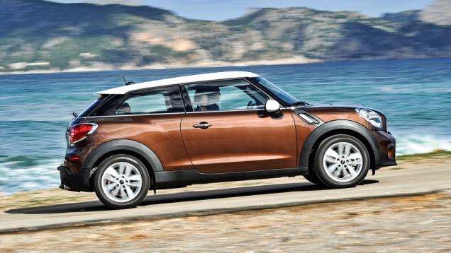 A linha de teto do Paceman desce ligeramente na traseira, imitando um recurso consagrado pelo Range Rover Evoque | <a href="https://quatrorodas.abril.com.br/carros/impressoes/mini-paceman-cooper-s-733312.shtml" rel="migration">Leia mais</a>