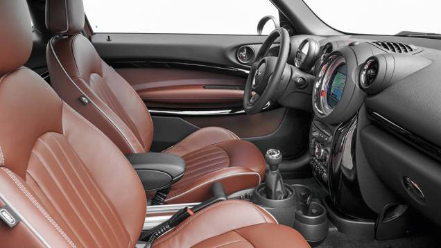 Interior tem bom espaço para quatro, e os de trás viajam em assentos individuais | <a href="https://quatrorodas.abril.com.br/carros/impressoes/mini-paceman-cooper-s-733312.shtml" rel="migration">Leia mais</a>