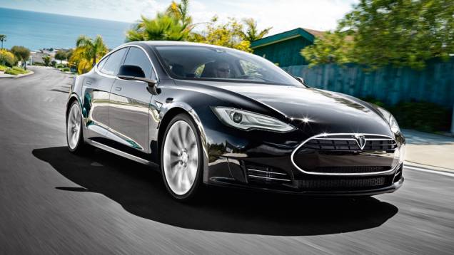 O Model S é tão rápido quanto um Porsche Panamera V8 | <a href="https://quatrorodas.abril.com.br/carros/impressoes/tesla-model-s-733082.shtml" rel="migration">Leia mais</a>