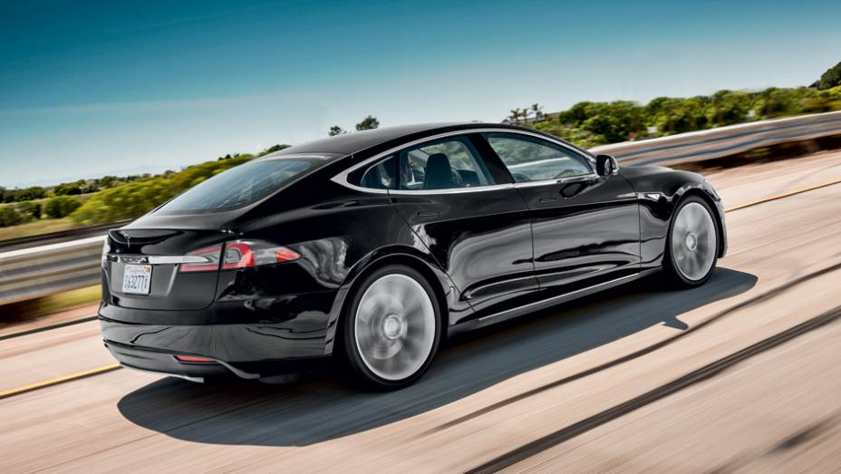 Mesmo com a carroceria de alumínio, ele pesa mais de 2 toneladas | <a href="https://quatrorodas.abril.com.br/carros/impressoes/tesla-model-s-733082.shtml" rel="migration">Leia mais</a>