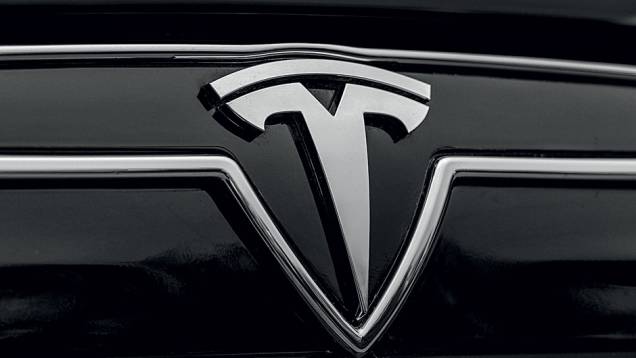 A Tesla estreou com o Roadster, em 2008 | <a href="https://quatrorodas.abril.com.br/carros/impressoes/tesla-model-s-733082.shtml" rel="migration">Leia mais</a>