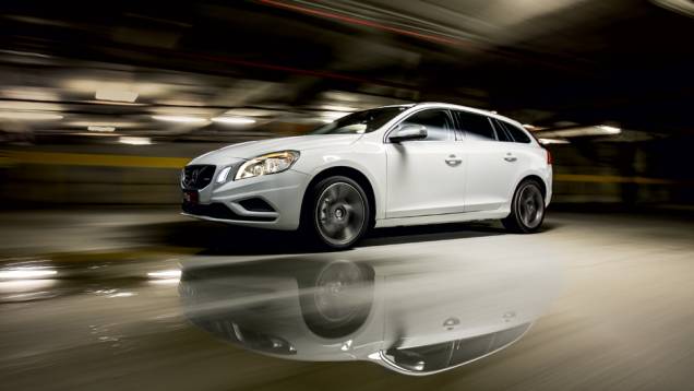Ela é perua, mas o design se aproxima ao de um cupê | <a href="https://quatrorodas.abril.com.br/carros/lancamentos/volvo-v60-t5-2-0-comfort-732853.shtml" rel="migration">Leia mais</a> Ela é perua, mas o design se aproxima ao de um cupê | <a href="https://quatrorodas.abril.com.br/carros/lancamentos/volvo-v60-t5-2-0-comfort-732853.shtml" rel="migration">Leia mais</a>