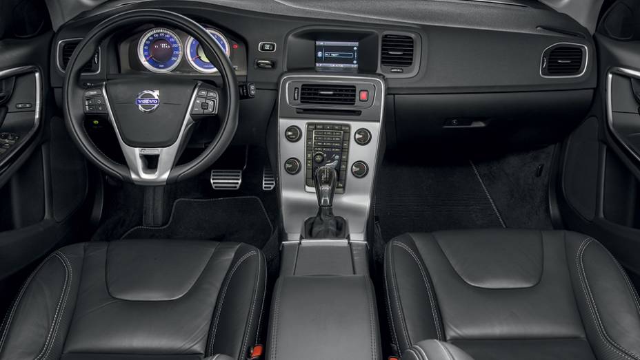 Egância nas linhas do interior com acabamento refinado | <a href="https://quatrorodas.abril.com.br/carros/lancamentos/volvo-v60-t5-2-0-comfort-732853.shtml" rel="migration">Leia mais</a>