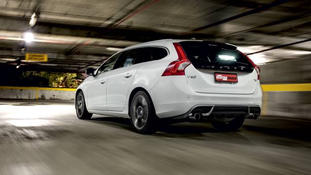 Rodas grafite aro 18 e um vistoso escape duplo | <a href="https://quatrorodas.abril.com.br/carros/lancamentos/volvo-v60-t5-2-0-comfort-732853.shtml" rel="migration">Leia mais</a> Rodas grafite aro 18 e um vistoso escape duplo | <a href="https://quatrorodas.abril.com.br/carros/lancamentos/volvo-v60-t5-2-0-comfort-732853.shtml" rel="migration">Leia mais</a>