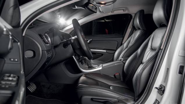 Forração de couro em laterais de porta e bancos,... | <a href="https://quatrorodas.abril.com.br/carros/lancamentos/volvo-v60-t5-2-0-comfort-732853.shtml" rel="migration">Leia mais</a> Forração de couro em laterais de porta e bancos,... | <a href="https://quatrorodas.abril.com.br/carros/lancamentos/volvo-v60-t5-2-0-comfort-732853.shtml" rel="migration">Leia mais</a>