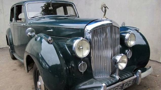 1963: Em "Moscou contra 007", Bond, vivido por Sean Connery, utiliza este Bentley Mark IV. | <a href="%20https://quatrorodas.abril.com.br/blogs/planeta-carro/2012/11/07/licenca-para-acelerar/" rel="migration">Leia mais</a> 1963: Em "Moscou contra 007", Bond, vivido por Sean Connery, utiliza este Bentley Mark IV. | <a href="%20https://quatrorodas.abril.com.br/blogs/planeta-carro/2012/11/07/licenca-para-acelerar/" rel="migration">Leia mais</a>