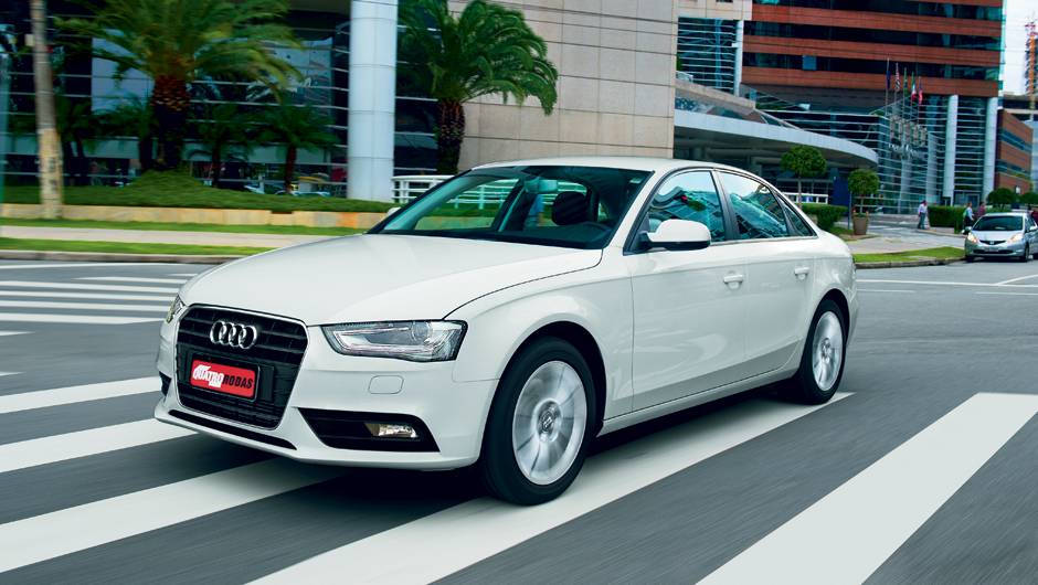Luzes diurnas de led chamam a aten&ccedil;&atilde;o no tr&acirc;nsito | <a href="https://quatrorodas.abril.com.br/carros/lancamentos/audi-a4-attraction-734796.shtml" rel="migration">Leia mais</a>
