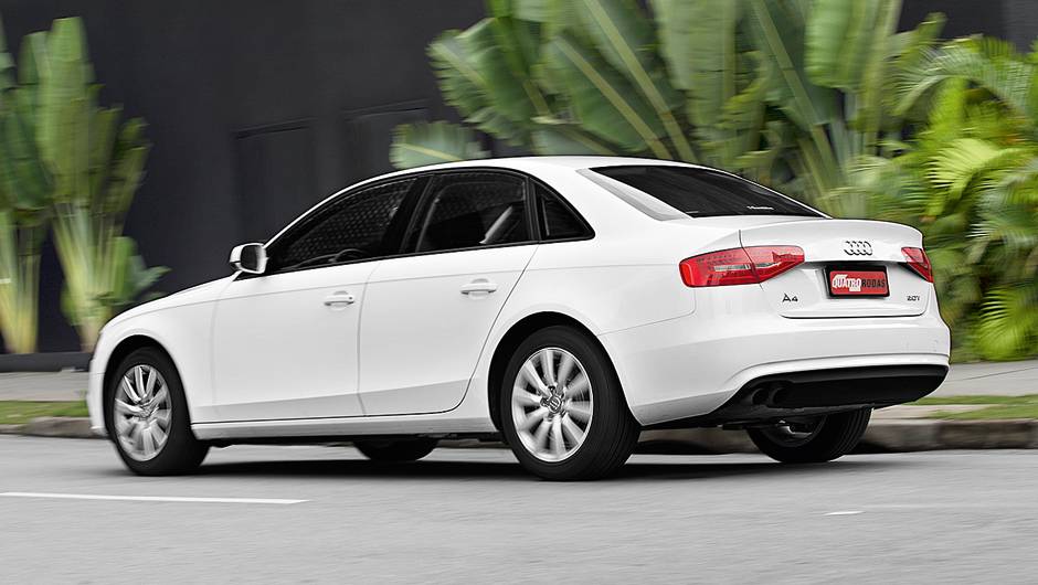 Rodas de liga com dez raios: exclusiva da vers&atilde;o Attraction | <a href="https://quatrorodas.abril.com.br/carros/lancamentos/audi-a4-attraction-734796.shtml" rel="migration">Leia mais</a>