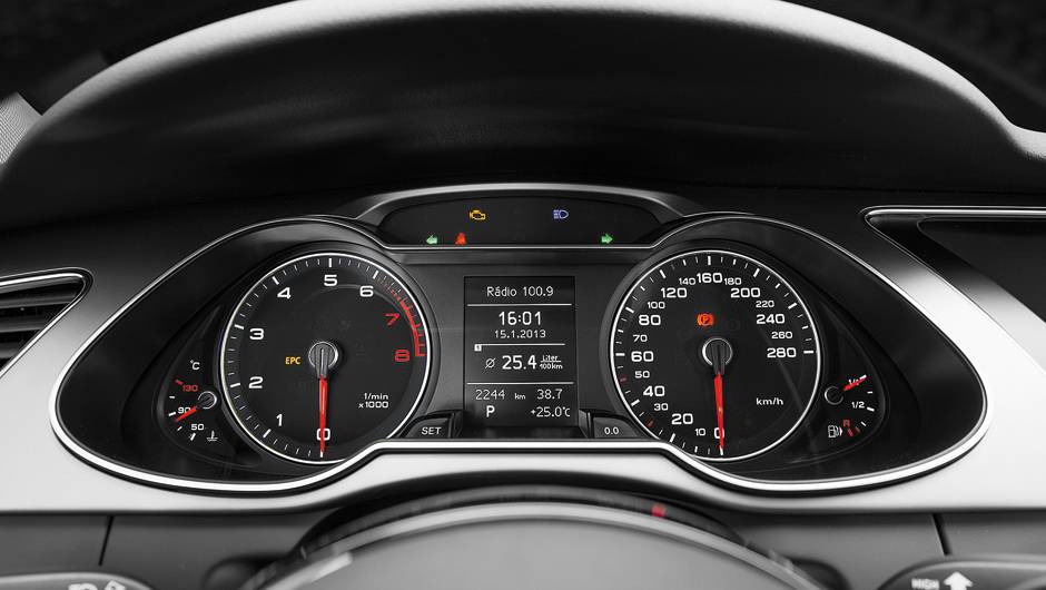 Computador de bordo traz indica&ccedil;&atilde;o de consumo m&eacute;dio apenas em litros a cada 100 km | <a href="https://quatrorodas.abril.com.br/carros/lancamentos/audi-a4-attraction-734796.shtml" rel="migration">Leia mais</a>