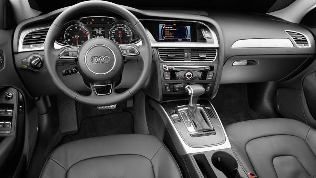 Interior mantém o bom acabamento das demais versões | <a href="https://quatrorodas.abril.com.br/carros/lancamentos/audi-a4-attraction-734796.shtml" rel="migration">Leia mais</a>