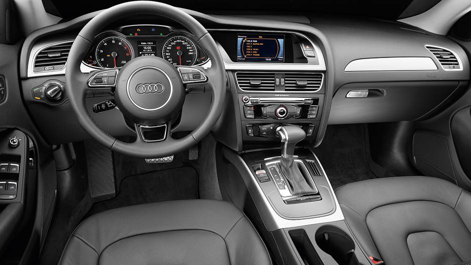 Interior mant&eacute;m o bom acabamento das demais vers&otilde;es | <a href="https://quatrorodas.abril.com.br/carros/lancamentos/audi-a4-attraction-734796.shtml" rel="migration">Leia mais</a>