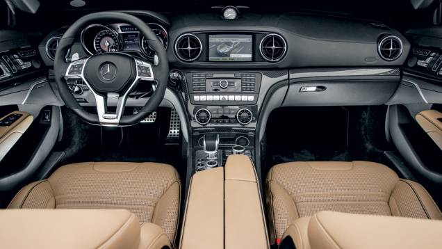Cockpit tem acabamento impecável e visual inspirado em aviões | <a href="https://quatrorodas.abril.com.br/carros/testes/mercedes-benz-sl-63-amg-735712.shtml" rel="migration">Leia mais</a> Cockpit tem acabamento impecável e visual inspirado em aviões | <a href="https://quatrorodas.abril.com.br/carros/testes/mercedes-benz-sl-63-amg-735712.shtml" rel="migration">Leia mais</a>