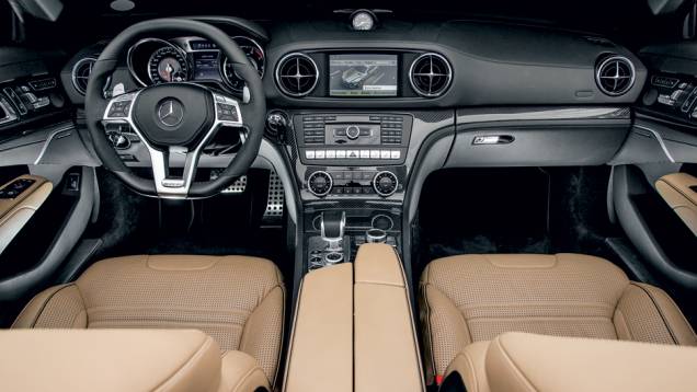 Cockpit tem acabamento impecável e visual inspirado em aviões | <a href="https://quatrorodas.abril.com.br/carros/testes/mercedes-benz-sl-63-amg-735712.shtml" rel="migration">Leia mais</a>