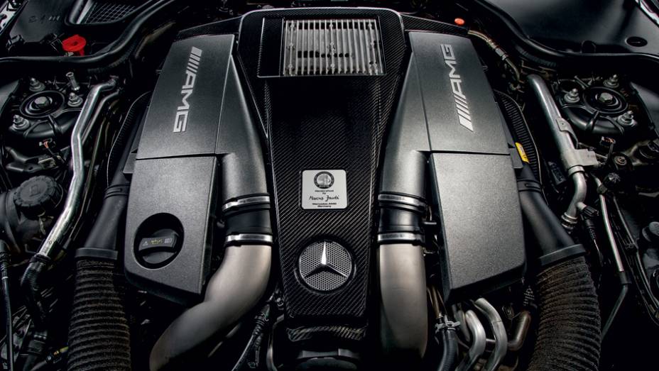 Novo motor V8 5.5 turbinado tem potência de 564 cv | <a href="https://quatrorodas.abril.com.br/carros/testes/mercedes-benz-sl-63-amg-735712.shtml" rel="migration">Leia mais</a>