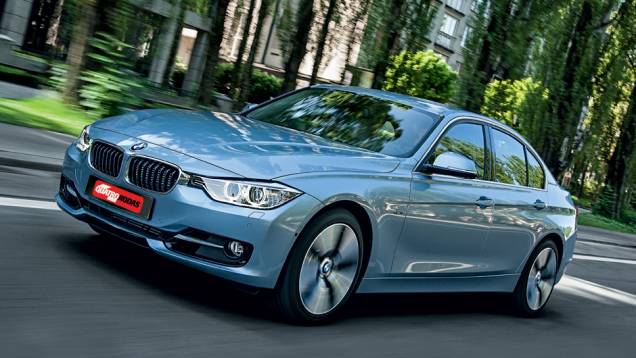 O Série 3 híbrido, que chega ao Brasil em abril, usa até GPS para poupar o ambiente | <a href="https://quatrorodas.abril.com.br/carros/impressoes/bmw-activehybrid3-736194.shtml" rel="migration">Leia mais</a>