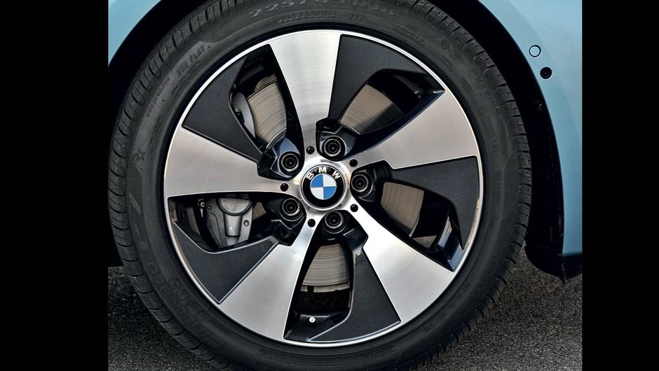 Freios regenerativos recarregam a bateria | <a href="https://quatrorodas.abril.com.br/carros/impressoes/bmw-activehybrid3-736194.shtml" rel="migration">Leia mais</a>