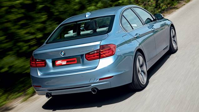 Logotipo na tampa e coluna traseira identificam versão | <a href="https://quatrorodas.abril.com.br/carros/impressoes/bmw-activehybrid3-736194.shtml" rel="migration">Leia mais</a> Logotipo na tampa e coluna traseira identificam versão | <a href="https://quatrorodas.abril.com.br/carros/impressoes/bmw-activehybrid3-736194.shtml" rel="migration">Leia mais</a>