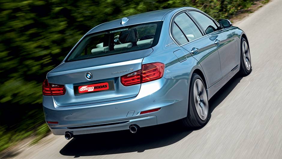 Logotipo na tampa e coluna traseira identificam vers&atilde;o | <a href="https://quatrorodas.abril.com.br/carros/impressoes/bmw-activehybrid3-736194.shtml" rel="migration">Leia mais</a>