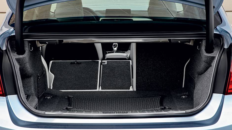 Porta-malas encolheu 90 litros... | <a href="https://quatrorodas.abril.com.br/carros/impressoes/bmw-activehybrid3-736194.shtml" rel="migration">Leia mais</a>