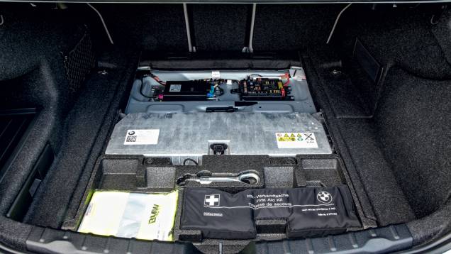 ...e o motor elétrico que estão sob o assoalho | <a href="https://quatrorodas.abril.com.br/carros/impressoes/bmw-activehybrid3-736194.shtml" rel="migration">Leia mais</a> ...e o motor elétrico que estão sob o assoalho | <a href="https://quatrorodas.abril.com.br/carros/impressoes/bmw-activehybrid3-736194.shtml" rel="migration">Leia mais</a>