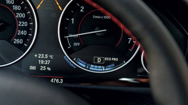 Marcador no conta-giros registra o modo de condução, ...| <a href="https://quatrorodas.abril.com.br/carros/impressoes/bmw-activehybrid3-736194.shtml" rel="migration">Leia mais</a> Marcador no conta-giros registra o modo de condução, ...| <a href="https://quatrorodas.abril.com.br/carros/impressoes/bmw-activehybrid3-736194.shtml" rel="migration">Leia mais</a>