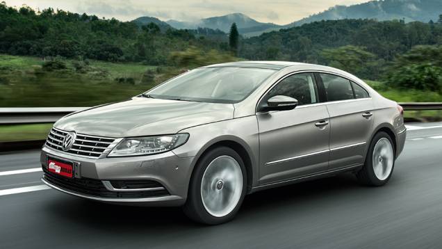 A grade dianteira cromada é igual à do VW Passat | <a href="https://quatrorodas.abril.com.br/carros/lancamentos/volkswagen-cc-v6-3-6-734636.shtml" rel="migration">Leia mais</a>