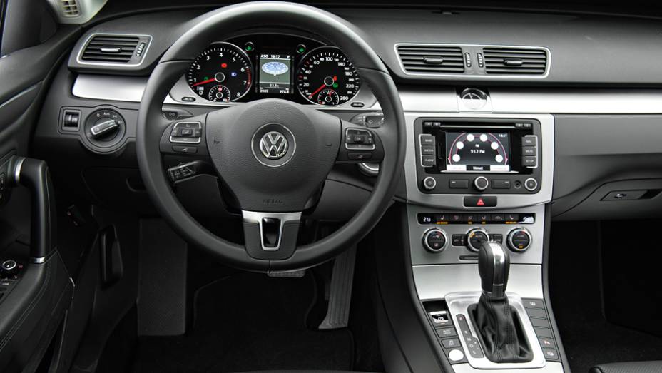 O câmbio também tem comandos de trocas no volante | <a href="https://quatrorodas.abril.com.br/carros/lancamentos/volkswagen-cc-v6-3-6-734636.shtml" rel="migration">Leia mais</a>