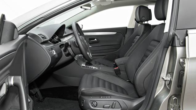 Bancos de couro têʼ m design esportivo com apoios laterais | <a href="https://quatrorodas.abril.com.br/carros/lancamentos/volkswagen-cc-v6-3-6-734636.shtml" rel="migration">Leia mais</a> Bancos de couro têʼ m design esportivo com apoios laterais | <a href="https://quatrorodas.abril.com.br/carros/lancamentos/volkswagen-cc-v6-3-6-734636.shtml" rel="migration">Leia mais</a>