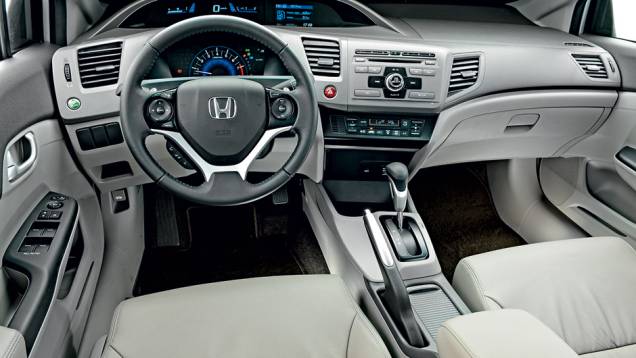 Civic conta com volante multifuncional e conexão Bluetooth para o motorista não tirar as mãos da direção | <a href="https://quatrorodas.abril.com.br/carros/testes/honda-civic-2014-735270.shtml" rel="migration">Leia mais</a> Civic conta com volante multifuncional e conexão Bluetooth para o motorista não tirar as mãos da direção | <a href="https://quatrorodas.abril.com.br/carros/testes/honda-civic-2014-735270.shtml" rel="migration">Leia mais</a>