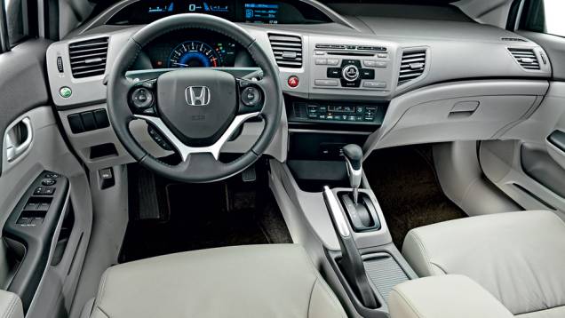 Civic conta com volante multifuncional e conexão Bluetooth para o motorista não tirar as mãos da direção | <a href="https://quatrorodas.abril.com.br/carros/testes/honda-civic-2014-735270.shtml" rel="migration">Leia mais</a>