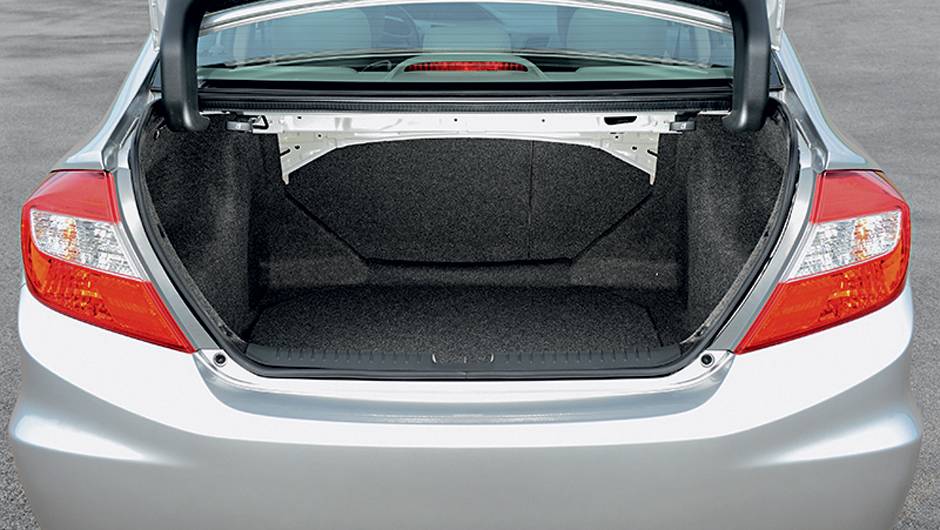 Na configura&ccedil;&atilde;o LXR, o porta-malas ganhou al&ccedil;as revestidas | <a href="https://quatrorodas.abril.com.br/carros/testes/honda-civic-2014-735270.shtml" rel="migration">Leia mais</a>