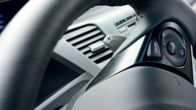 O câmbio tem trocas manuais no volante | <a href="https://quatrorodas.abril.com.br/carros/testes/honda-civic-2014-735270.shtml" rel="migration">Leia mais</a> O câmbio tem trocas manuais no volante | <a href="https://quatrorodas.abril.com.br/carros/testes/honda-civic-2014-735270.shtml" rel="migration">Leia mais</a>