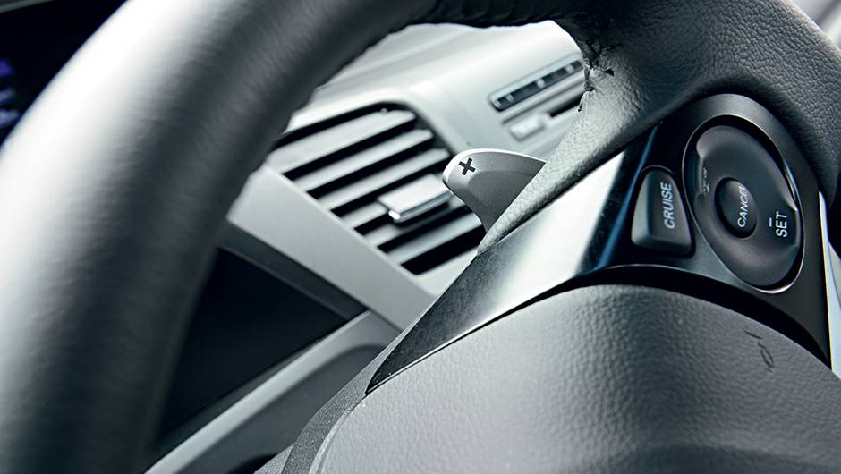 O c&acirc;mbio tem trocas manuais no volante | <a href="https://quatrorodas.abril.com.br/carros/testes/honda-civic-2014-735270.shtml" rel="migration">Leia mais</a>