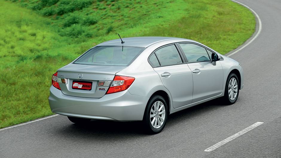 A identifica&ccedil;&atilde;o nada discreta do motor, 2.0 FlexOne, fica na tampa do porta-malas | <a href="https://quatrorodas.abril.com.br/carros/testes/honda-civic-2014-735270.shtml" rel="migration">Leia mais</a>