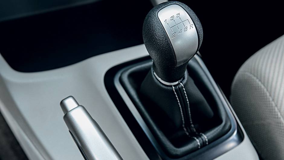 Vers&atilde;o de entrada traz novo c&acirc;mbio manual de seis marchas | <a href="https://quatrorodas.abril.com.br/carros/testes/honda-civic-2014-735270.shtml" rel="migration">Leia mais</a>