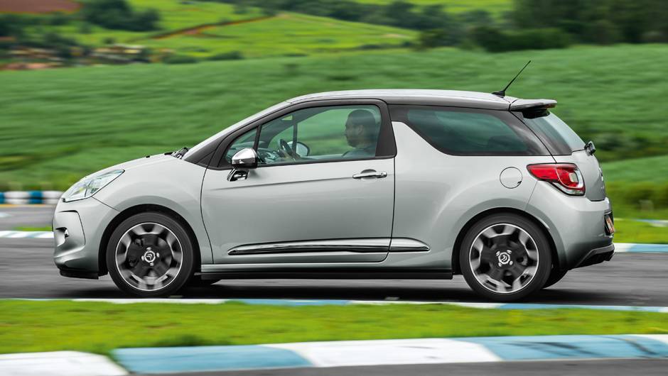 Detalhe na porta remete a uma asa de avi&atilde;o | <a href="https://quatrorodas.abril.com.br/carros/comparativos/citroen-ds3-x-volkswagen-fusca-735122.shtml" rel="migration">Leia mais</a> | <a href="https://quatrorodas.abril.com.br/galerias/volkswagen/ds3-ed-02-2013-735123.shtml" rel="migration">Ve</a>