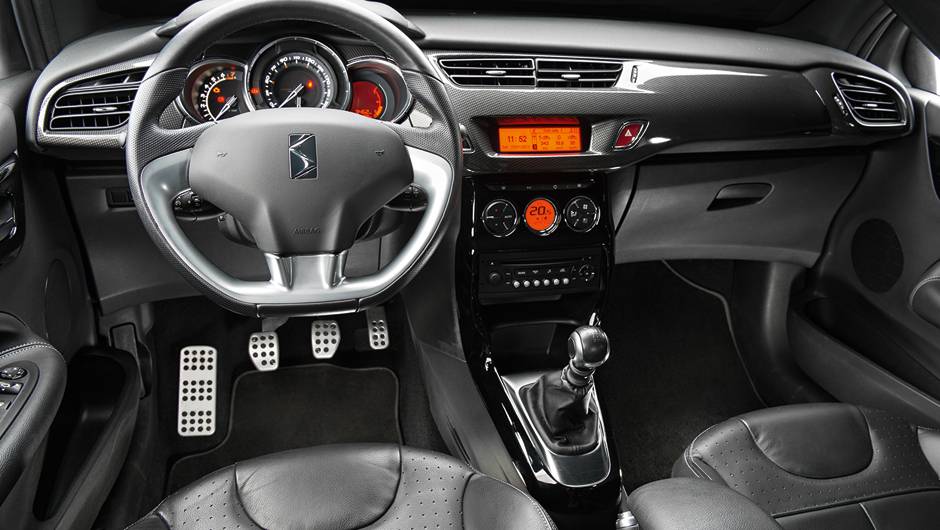 R&aacute;dio tem visual simples e comandos na coluna de dire&ccedil;&atilde;o | <a href="https://quatrorodas.abril.com.br/carros/comparativos/citroen-ds3-x-volkswagen-fusca-735122.shtml" rel="migration">Leia mais</a> | <a href="https://quatrorodas.abril.com.br/galerias/volkswagen/ds3-ed-02-2013-7" rel="migration"></a>