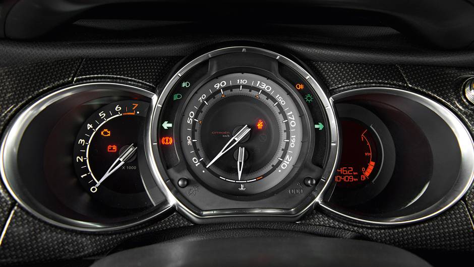 Painel remete ao do novo C3, do qual o DS3 deriva | <a href="https://quatrorodas.abril.com.br/carros/comparativos/citroen-ds3-x-volkswagen-fusca-735122.shtml" rel="migration">Leia mais</a> | <a href="https://quatrorodas.abril.com.br/galerias/volkswagen/ds3-ed-02-2013-735123.s" rel="migration"></a>
