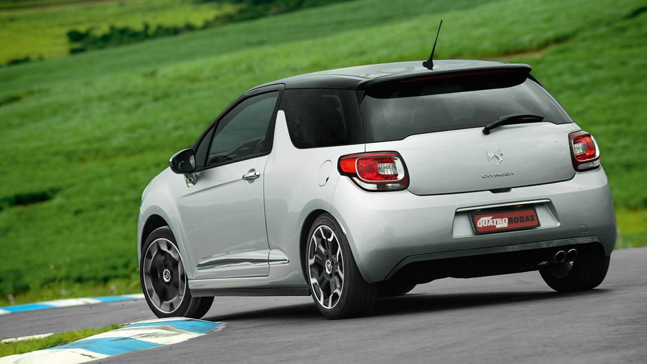 Layout arrojado: carroceria e rodas com pintura bicolor | <a href="https://quatrorodas.abril.com.br/carros/comparativos/citroen-ds3-x-volkswagen-fusca-735122.shtml" rel="migration">Leia mais</a> | <a href="https://quatrorodas.abril.com.br/galerias/volkswagen/ds3-ed-02-2013-73" rel="migration"></a>