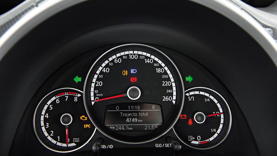 Painel lembra o do velho Fusca. Falta term&ocirc;metro do motor | <a href="https://quatrorodas.abril.com.br/carros/comparativos/citroen-ds3-x-volkswagen-fusca-735122.shtml" rel="migration">Leia mais</a> | <a href="https://quatrorodas.abril.com.br/galerias/citroen/fusca-ed-02-2013-7" rel="migration"></a>