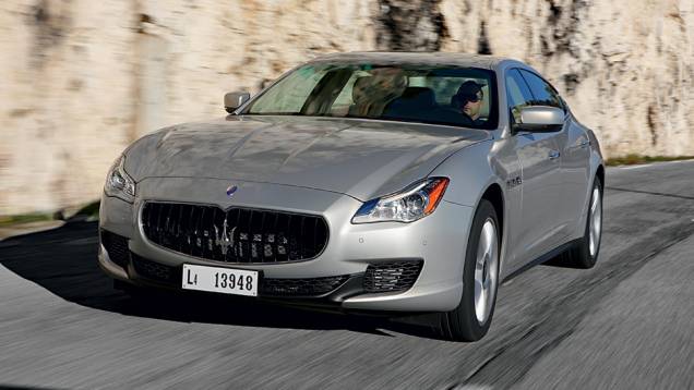 O novo Maserati ficou 16 cm maior de uma só vez | <a href="https://quatrorodas.abril.com.br/carros/impressoes/maserati-quattroporte-736318.shtml" rel="migration">Leia mais</a>