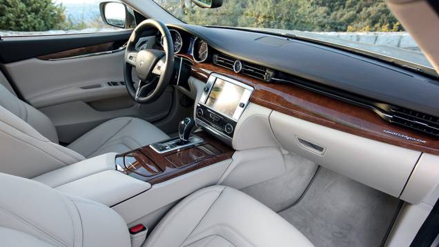 Acabamento impecável, com doses extras de madeira nobre | <a href="https://quatrorodas.abril.com.br/carros/impressoes/maserati-quattroporte-736318.shtml" rel="migration">Leia mais</a> Acabamento impecável, com doses extras de madeira nobre | <a href="https://quatrorodas.abril.com.br/carros/impressoes/maserati-quattroporte-736318.shtml" rel="migration">Leia mais</a>
