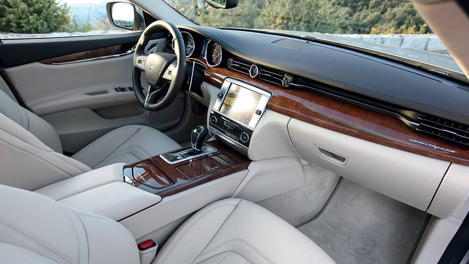 Acabamento impec&aacute;vel, com doses extras de madeira nobre | <a href="https://quatrorodas.abril.com.br/carros/impressoes/maserati-quattroporte-736318.shtml" rel="migration">Leia mais</a>