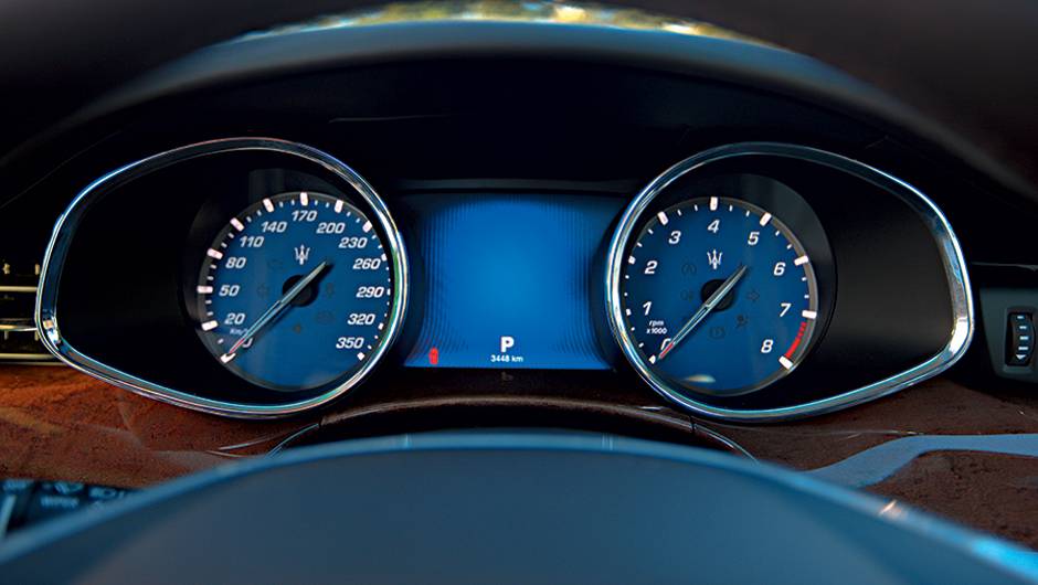 Design cl&aacute;ssico, mas com tela no meio | <a href="https://quatrorodas.abril.com.br/carros/impressoes/maserati-quattroporte-736318.shtml" rel="migration">Leia mais</a>