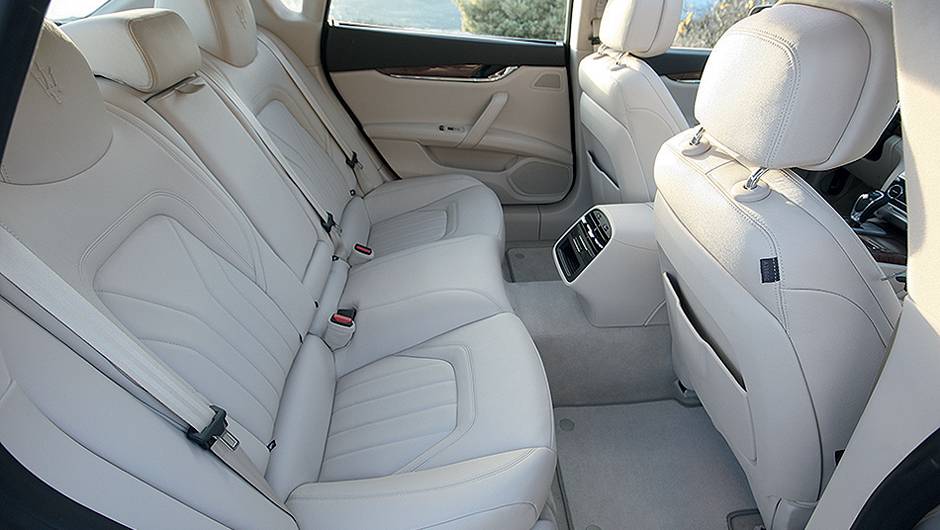 Atr&aacute;s h&aacute; a op&ccedil;&atilde;o com 2 ou 3 assentos | <a href="https://quatrorodas.abril.com.br/carros/impressoes/maserati-quattroporte-736318.shtml" rel="migration">Leia mais</a>