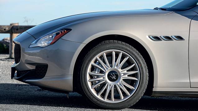 Rodas aro 20 e freios da Brembo | <a href="https://quatrorodas.abril.com.br/carros/impressoes/maserati-quattroporte-736318.shtml" rel="migration">Leia mais</a>