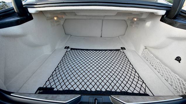 Generoso porta-malas de 530 litros | <a href="https://quatrorodas.abril.com.br/carros/impressoes/maserati-quattroporte-736318.shtml" rel="migration">Leia mais</a>