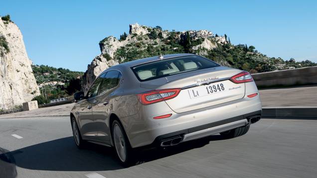 Traseira remete a modelos da Citroën e Audi | <a href="https://quatrorodas.abril.com.br/carros/impressoes/maserati-quattroporte-736318.shtml" rel="migration">Leia mais</a> Traseira remete a modelos da Citroën e Audi | <a href="https://quatrorodas.abril.com.br/carros/impressoes/maserati-quattroporte-736318.shtml" rel="migration">Leia mais</a>