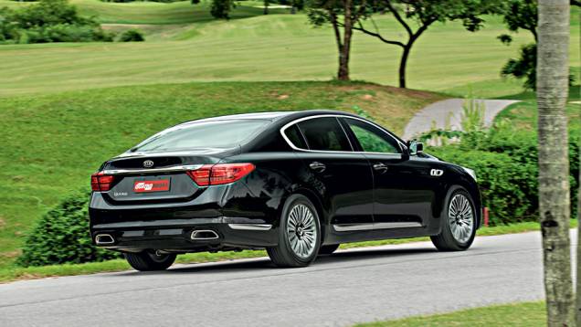 Teto longo e porta-malas curto: estilo cupê | <a href="https://quatrorodas.abril.com.br/carros/testes/kia-quoris-735960.shtml" rel="migration">Leia mais</a> Teto longo e porta-malas curto: estilo cupê | <a href="https://quatrorodas.abril.com.br/carros/testes/kia-quoris-735960.shtml" rel="migration">Leia mais</a>